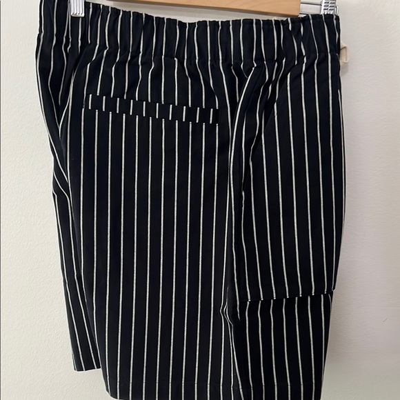 Forever 21 Men’s Black and White Pinstriped Flat Front Shorts 2XL - Picture 6 of 6